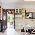 فيلة Golden Hill خانيا