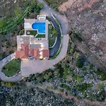 Golden Hill فيلة خانيا