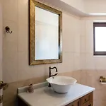 Golden Hill خانيا