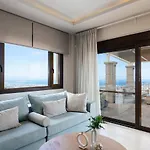 Golden Hill فيلة